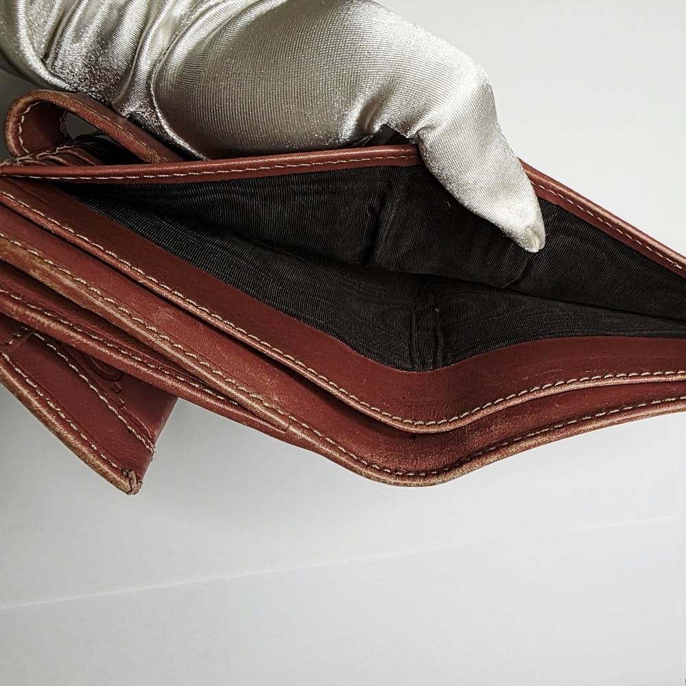Gucci Leather Wallet with Gold Accent - Picture 6 of 10